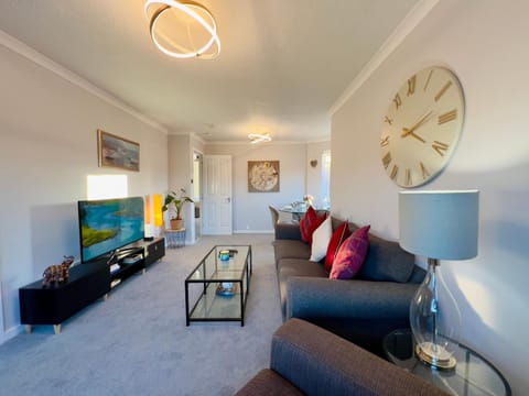 Communal lounge/ TV room, TV and multimedia, Living room, Seating area, Evening entertainment