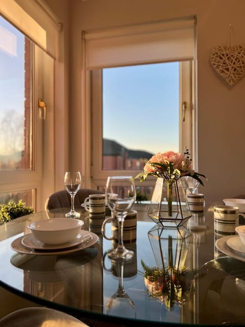 Natural landscape, Living room, Dining area, Food, Dinner, Drinks