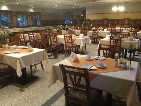 Restaurant/places to eat, Banquet/Function facilities