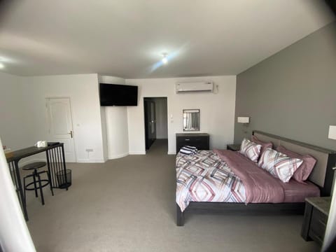 Dinar - cozy master bedroom Vacation rental in Abu Dhabi