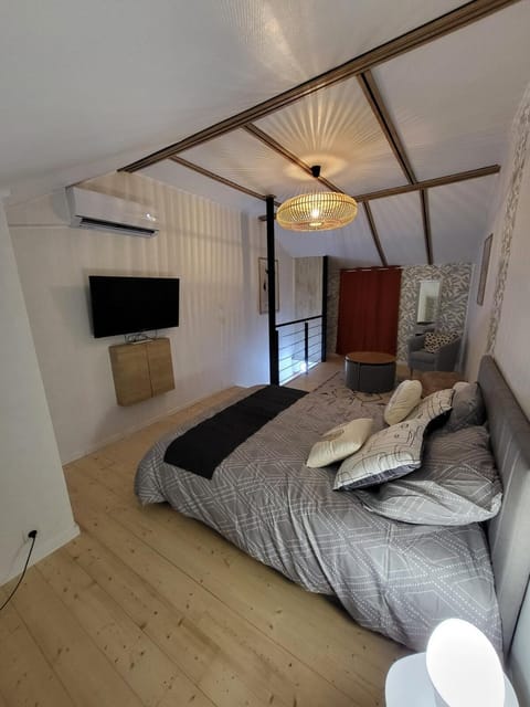 Photo of the whole room, Bedroom