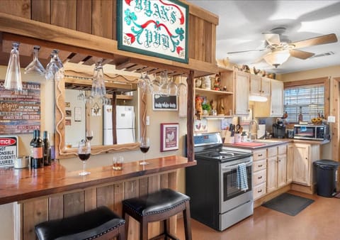 Kitchen or kitchenette, minibar