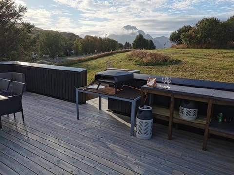 Balcony/Terrace, Mountain view