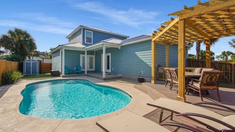 Patio, Day, Pool view, Swimming pool, sunbed