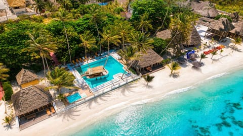 Property building, Patio, Restaurant/places to eat, Facade/entrance, Day, Natural landscape, Beach, Sea view, Swimming pool, sunbed