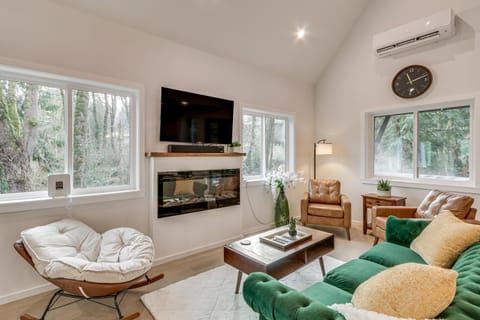 Near Rivers and Boating Home with Hot Tub in Longview House in Longview