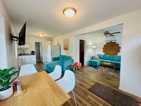 TV and multimedia, Kitchen or kitchenette, Living room, Seating area, Dining area