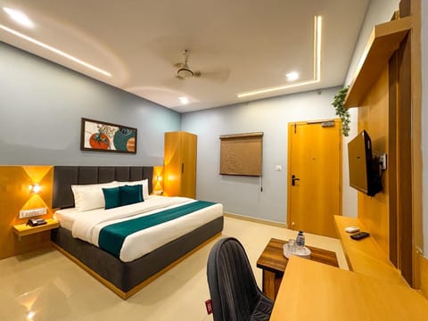 Bed, TV and multimedia, Bedroom