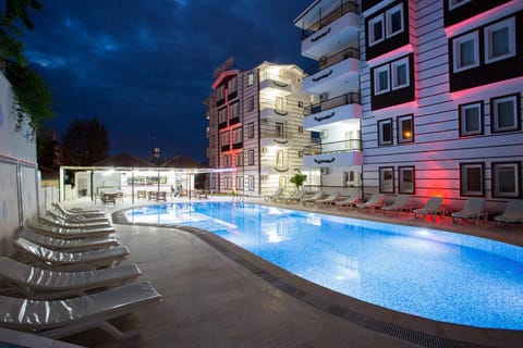 Property building, Patio, Communal lounge/ TV room, Night, Beach, Evening entertainment, Pool view, Swimming pool, Breakfast, sunbed