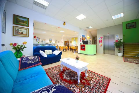 Restaurant/places to eat, Communal lounge/ TV room, Facade/entrance, Lobby or reception, Lounge or bar