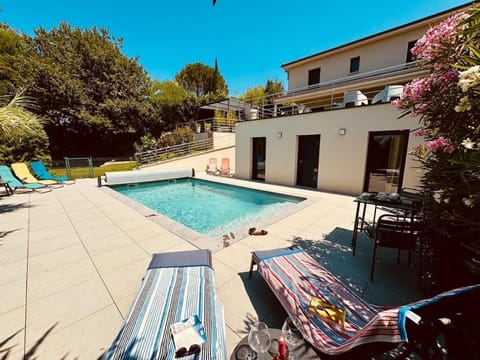 Property building, Patio, Spring, Day, Garden, Garden view, Pool view, Swimming pool, sunbed