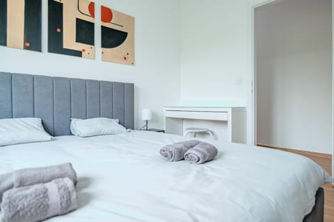 Bed, Photo of the whole room, Bedroom, towels