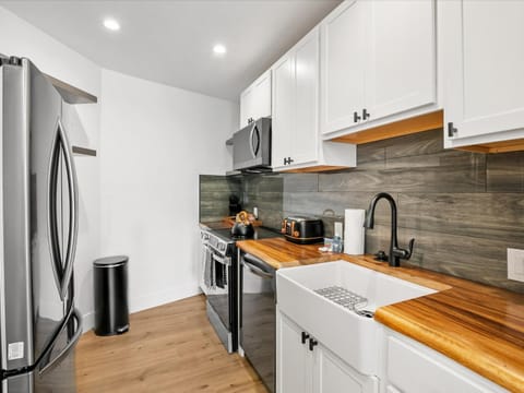 Coffee/tea facilities, Kitchen or kitchenette, minibar, oven, stove, toaster