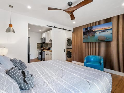 Bed, TV and multimedia, Photo of the whole room, Bedroom, towels