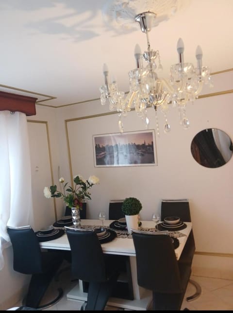 Maison 10 pièces Spa jacuzzi Paris Airport CDG jardin arboré clos House in Île-de-France