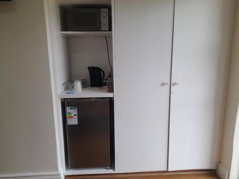 Coffee/tea facilities, Kitchen or kitchenette, microwave, wardrobe