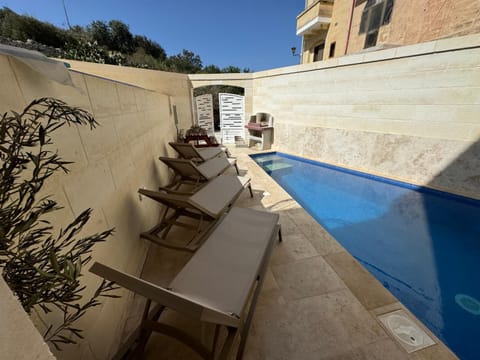 Facade/entrance, BBQ facilities, Swimming pool, sunbed