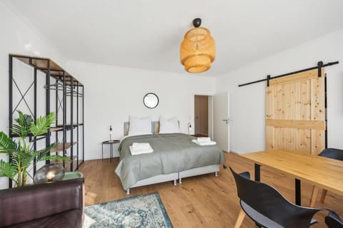 Bed, Photo of the whole room, Seating area, Dining area, Bedroom