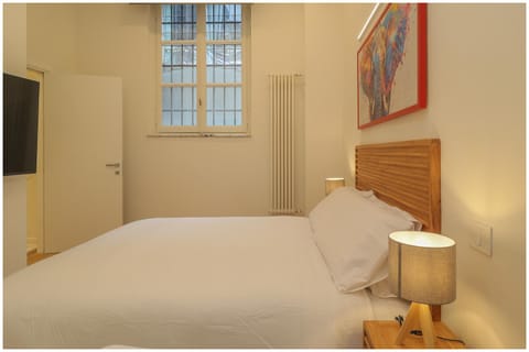 Bed, TV and multimedia, Bedroom