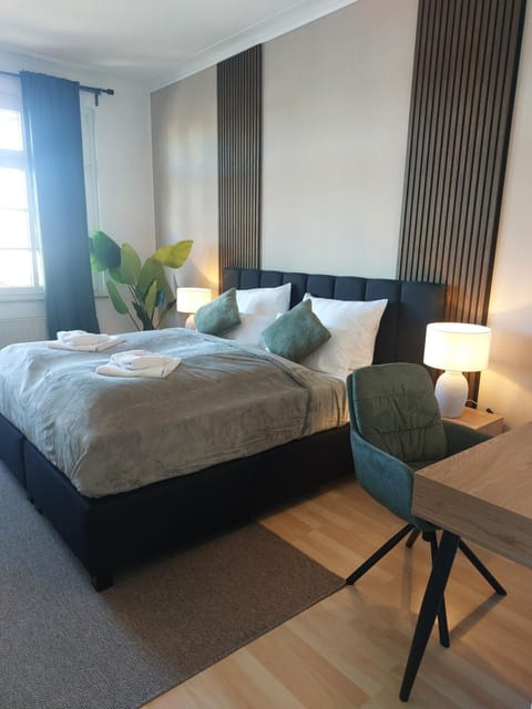 Bed, Photo of the whole room, Seating area, Bedroom