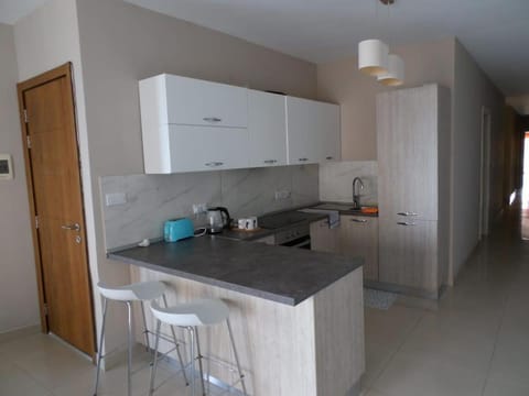 Coffee/tea facilities, Kitchen or kitchenette, stove