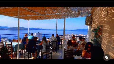 Restaurant/places to eat, People, Banquet/Function facilities, Mountain view, Sea view, group of guests