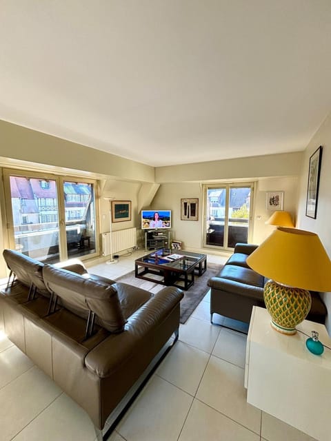 Communal lounge/ TV room, TV and multimedia, Living room