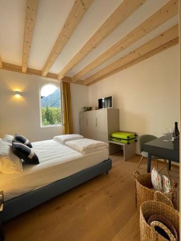 TV and multimedia, Photo of the whole room, Bedroom