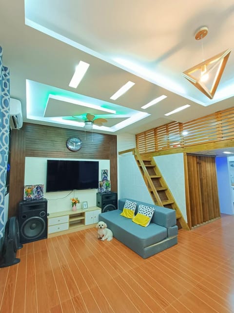 Communal lounge/ TV room, TV and multimedia, Living room, Seating area, Evening entertainment