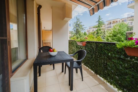 Property building, Spring, Day, Garden, View (from property/room), Balcony/Terrace, Living room, Seating area, Garden view