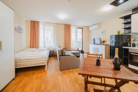 Property building, Spring, Day, Garden, View (from property/room), Balcony/Terrace, Living room, Seating area, Garden view
