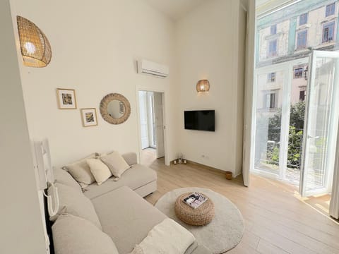 TV and multimedia, Living room, Seating area, Evening entertainment, air conditioner
