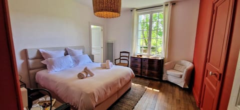 Bed, Living room, Photo of the whole room, Seating area, Bedroom