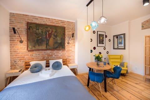 Bed, Photo of the whole room, Decorative detail, Seating area