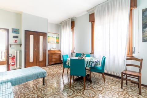 Day, Living room, Decorative detail, Decorative detail, Seating area, heating, air conditioner