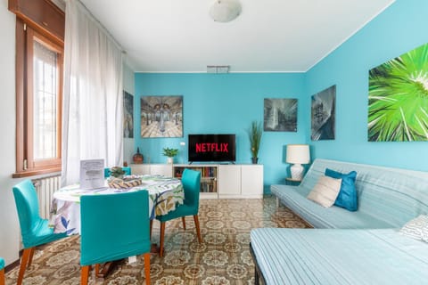 Bed, Day, TV and multimedia, Living room, Seating area, Floor plan, City view, Garden view, Inner courtyard view