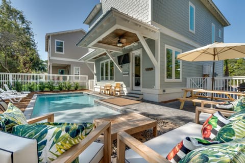 Patio, Pool view, Swimming pool, Swimming pool, sunbed