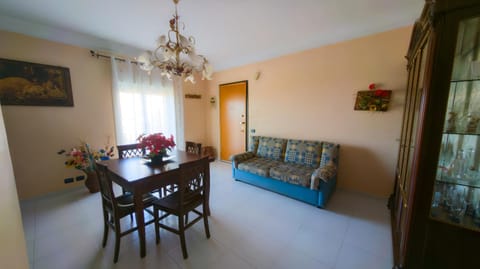 Bed, Living room, Seating area, Dining area