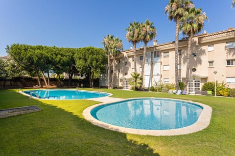 Property building, Spring, Day, Natural landscape, Garden, Garden view, Pool view, Swimming pool, sunbed