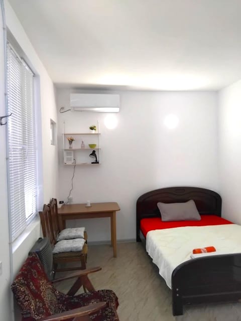 Bed, Living room, Photo of the whole room, Bedroom, air conditioner