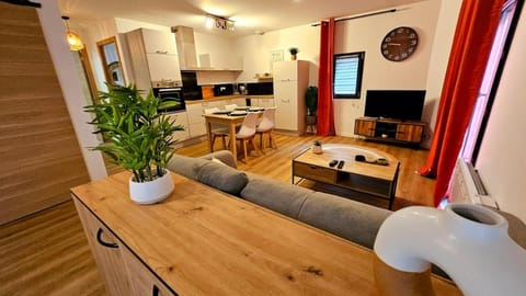 Communal lounge/ TV room, TV and multimedia, Kitchen or kitchenette, Living room, Dining area