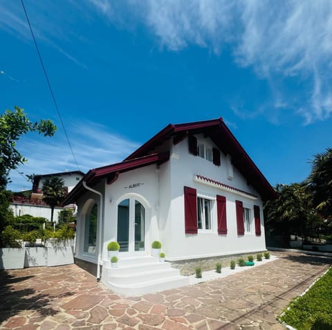 Property building, Facade/entrance, Garden
