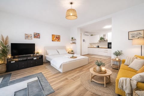 Communal lounge/ TV room, Bed, TV and multimedia, Living room, Photo of the whole room, Seating area, Bedroom