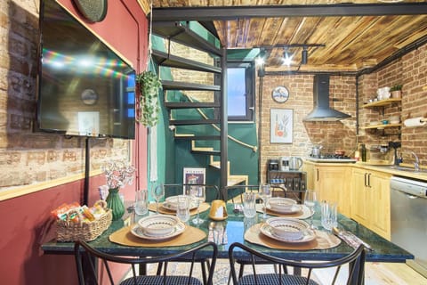 Kitchen or kitchenette, Dining area