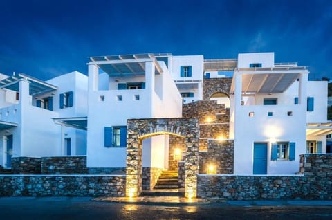 Facade/entrance, Night, Neighbourhood