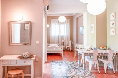 Bed, Photo of the whole room, Dining area