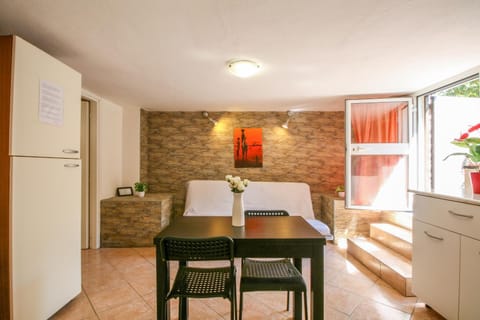 Kitchen or kitchenette, Living room, Photo of the whole room, Seating area, Dining area, oven