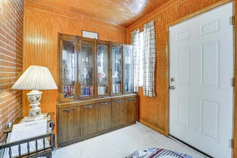 15 Mi to Dtwn Detroit Cozy Family Home with Yard! House in Detroit