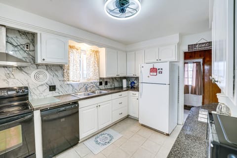 15 Mi to Dtwn Detroit Cozy Family Home with Yard! House in Detroit