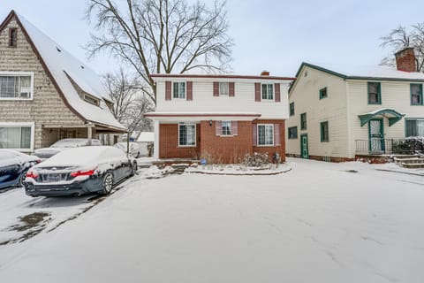 15 Mi to Dtwn Detroit Cozy Family Home with Yard! House in Detroit